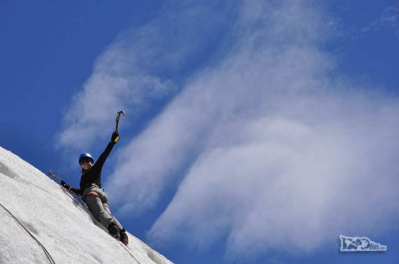 Celebrando a conquista de mais uma parede de gelo no glaciar Viedma, no Parque Nacional Los Glaciares, região de El Chaltén, no sul da Argentina
